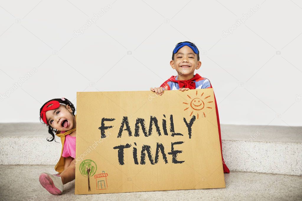 Kinder sitzen im Kreis und hören einander zu