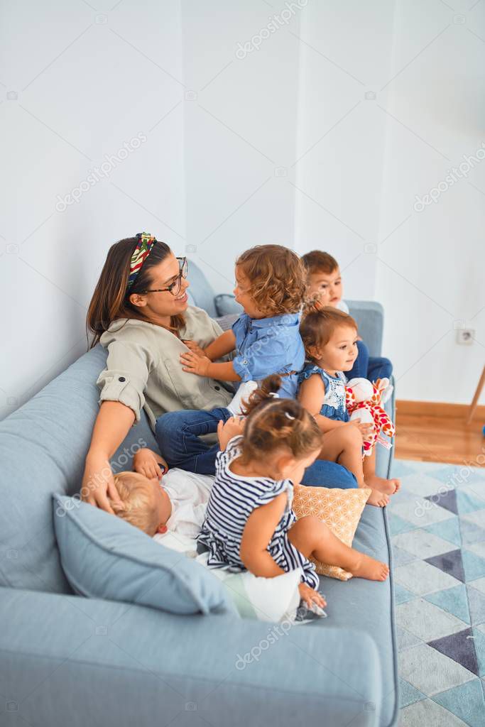 Betreuerin sitzt mit Kindern am Basteltisch