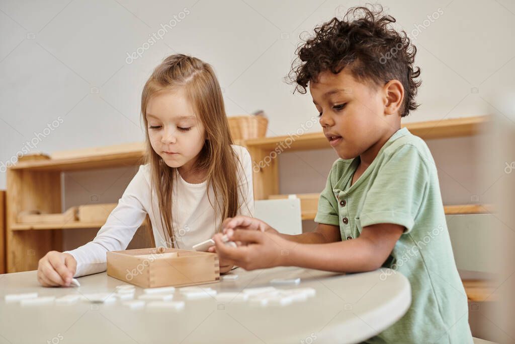 Kinder unterschiedlicher Herkunft spielen gemeinsam